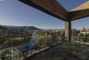 Golden Tulip Design Tbilisi-ის „ტიტა“ რესტორნიდან თბილისის ყველაზე ლამაზი პანორამული ხედი იშლება 2 IMG 0697