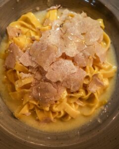 ✨ Ci sono profumi che non si dimenticano.Le nostre fettuccine fatte in casa tirate a mano con c